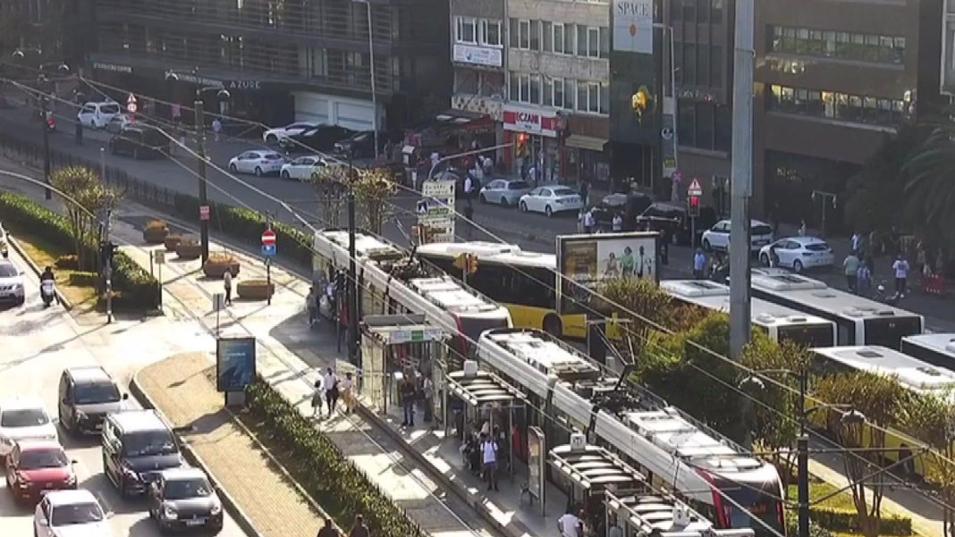 İstanbul'da İETT otobüsü tramvaya çarptı: Karaköy'de trafik kilitlendi