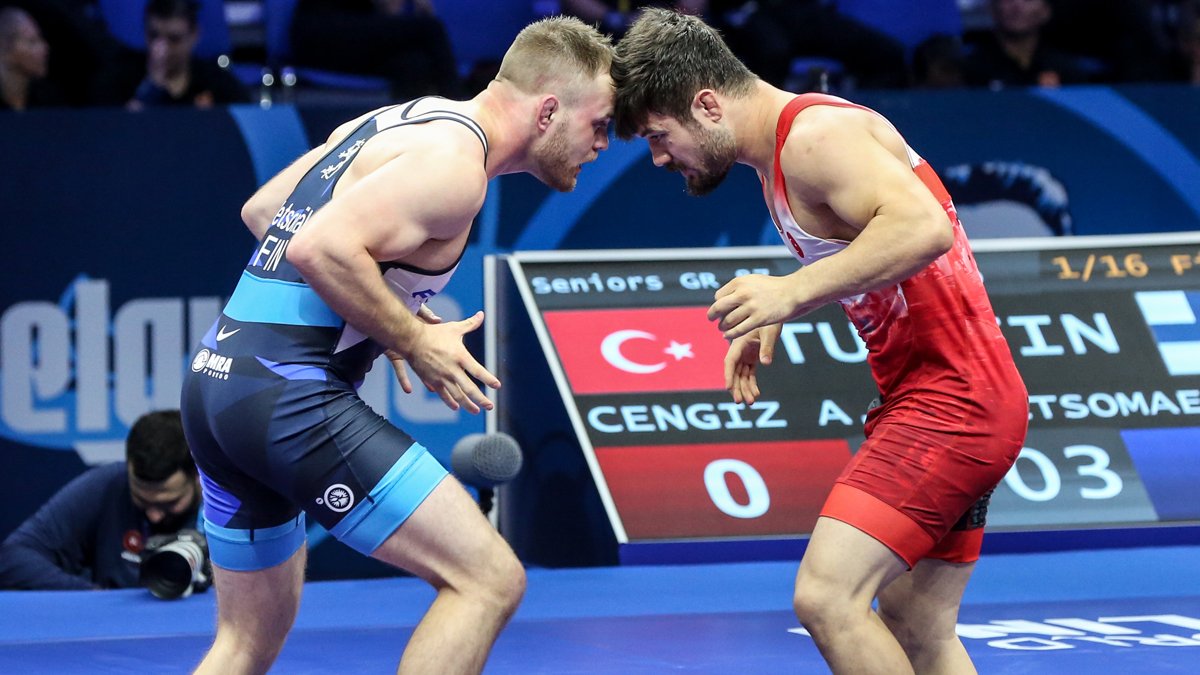 Milliler güreşte madalyaya doymuyor! Bir isim daha altın madalya kazandı