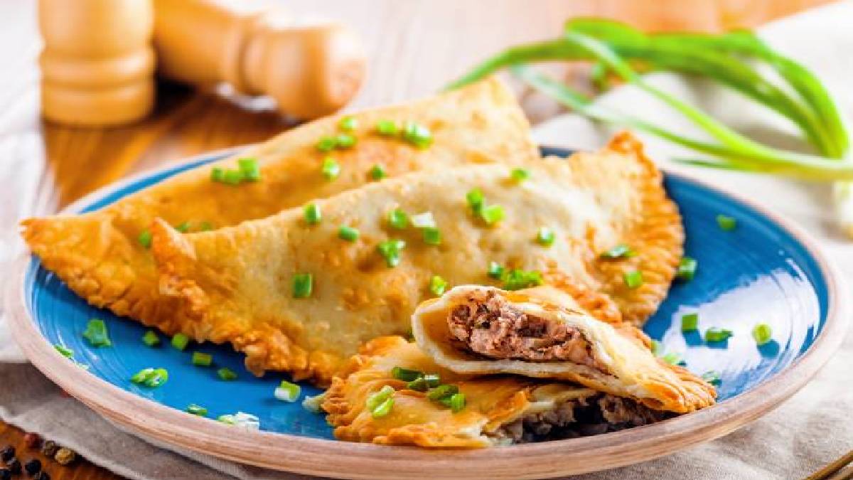 Görümce sizde yiyip aynısını evinde deneyecek! Bu tarifle kimse böylesini yapamaz, işte nefis çiğ börek tarifi