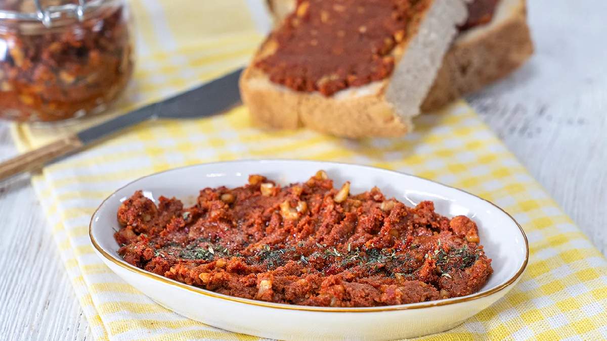 İster kahvaltıya ister yemeklerin yanına! Bu tarif herkese parmak yedirtecek: 10 dakikada pratik acuka