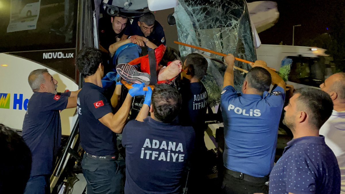 Havalimanına yolcu taşıyan midibüs kaza yaptı: Biri ağır beş yaralı