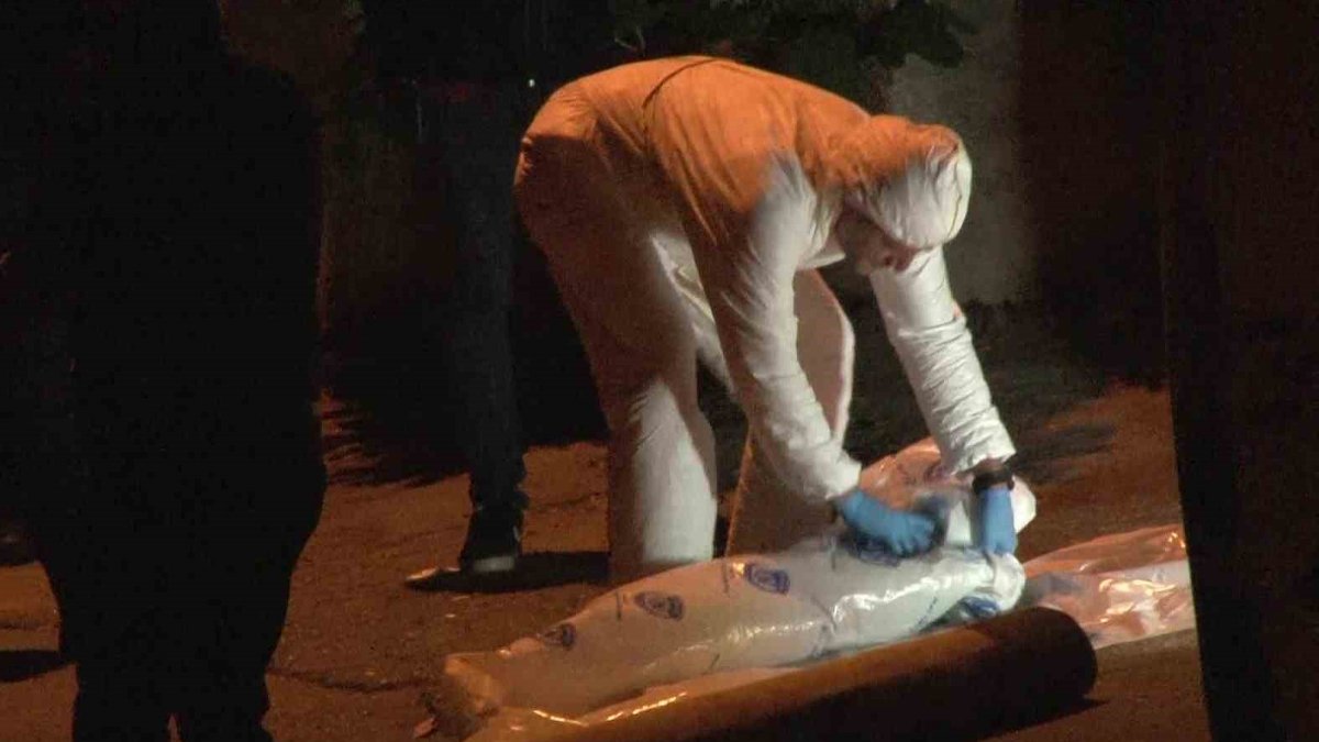 Pendik'te dehşet: Öldürdüler, halıya sardılar, sokağa attılar!