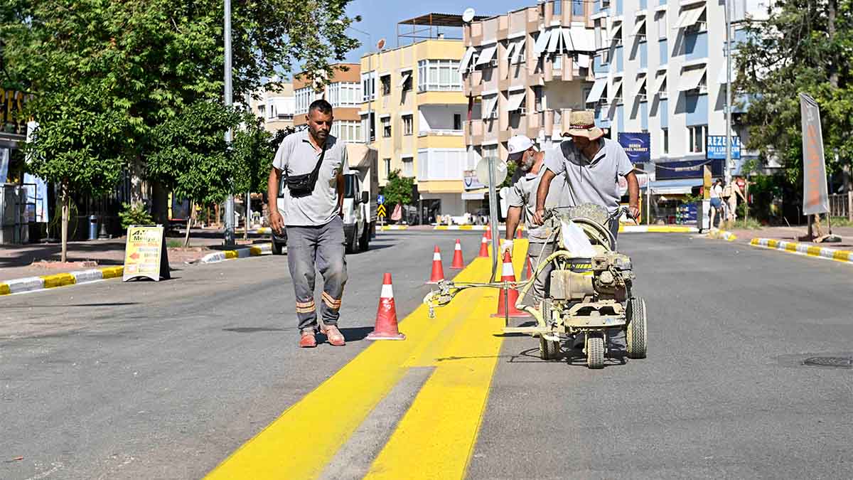 Muratpaşa’da yol çizgileri yenileniyor