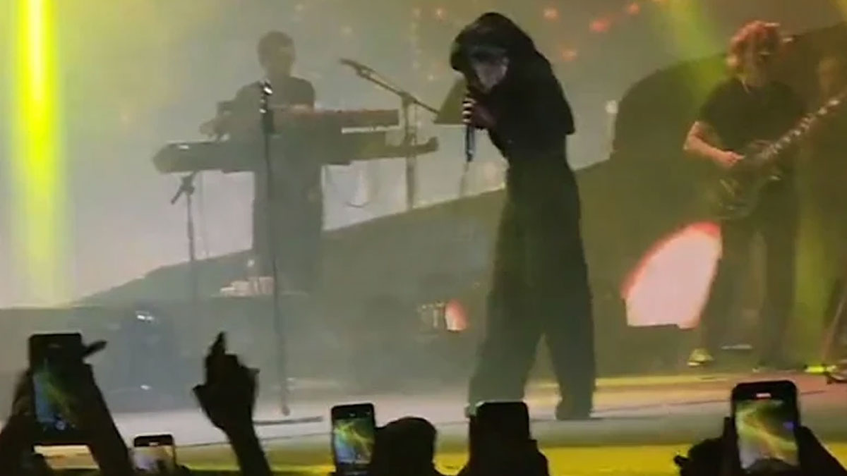 Şarkıcı Fatma Turgut’un kafasına sahnede çakmak attılar