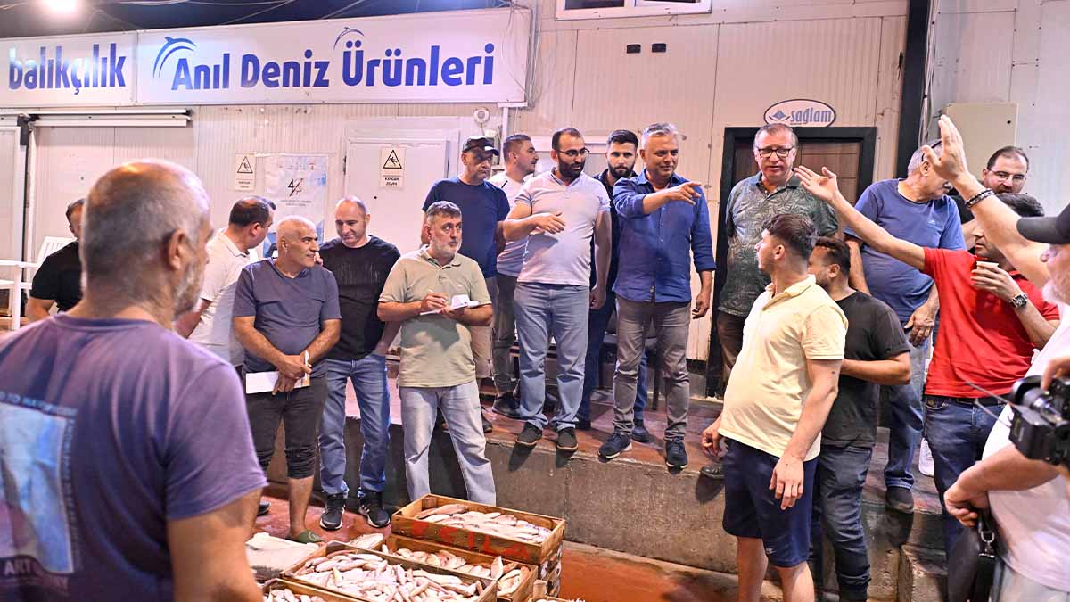 Başkan Uysal, balık mezadını yaptı