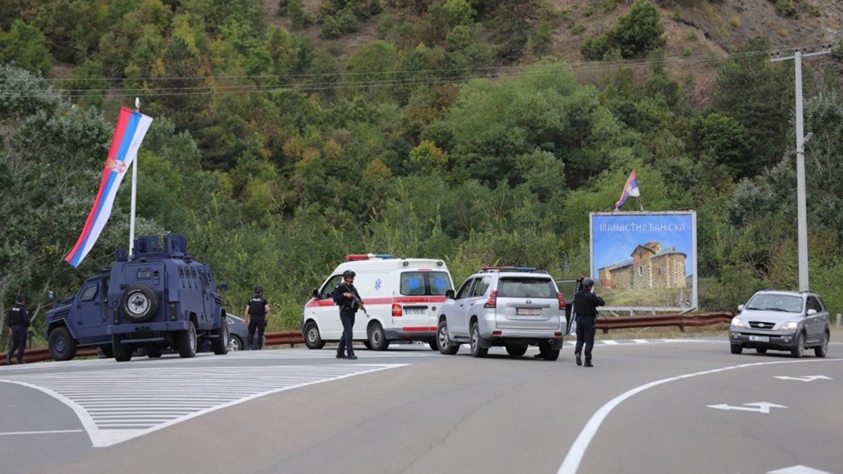 Kosova'da tehlikeli kıvılcım: Maskeli silahlı Sırplar köylere saldırı düzenledi