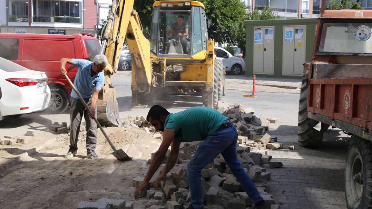 Burhaniye Belediyesi Fen İşleri Müdürlüğü ekipleri aralıksız çalışmaya devam ediyor