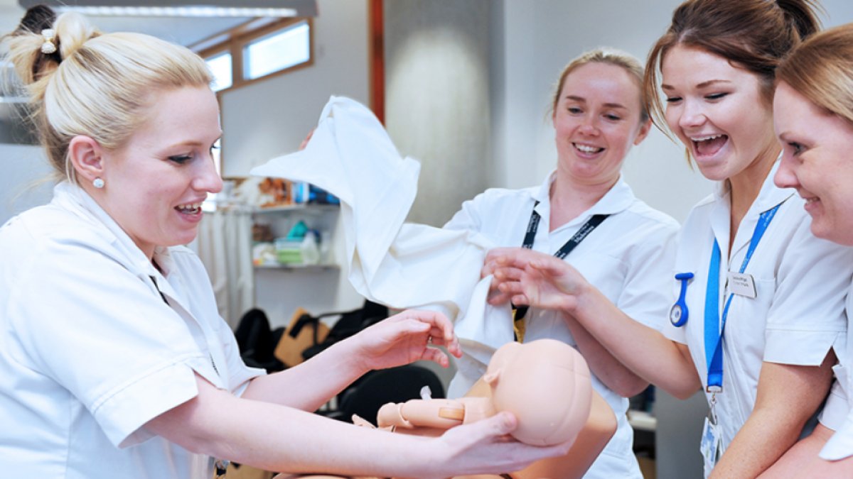 Ebe Ne İş Yapar: Gelenekten Günümüze Türkiye'de Ebelik Mesleği