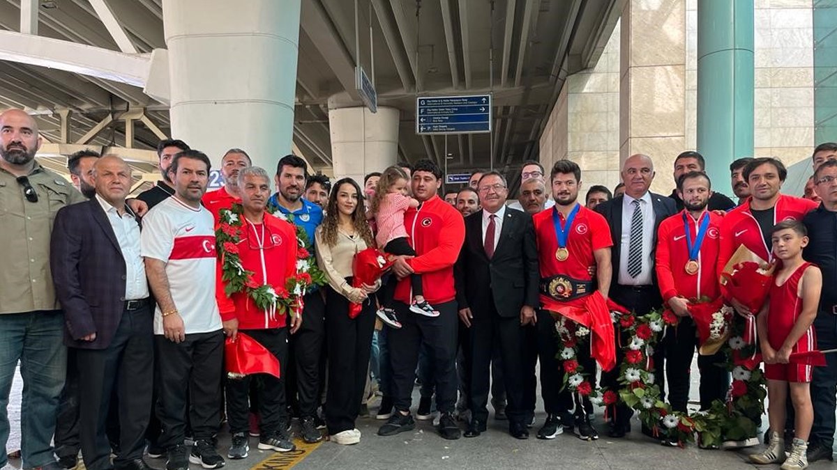 Türkiye'nin şampiyonlarına görkemli karşılaşma: Türkiye’ye madalyalar ile dönen grekoromen güreşçiler kutlamayla karşılandı
