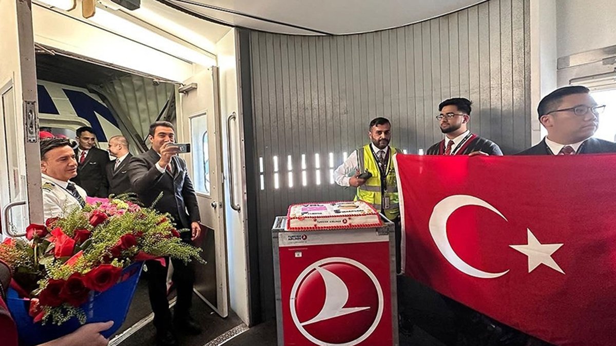 "Filenin Sultanları"na sürpriz kutlama: Millilere özel hediyeler verildi