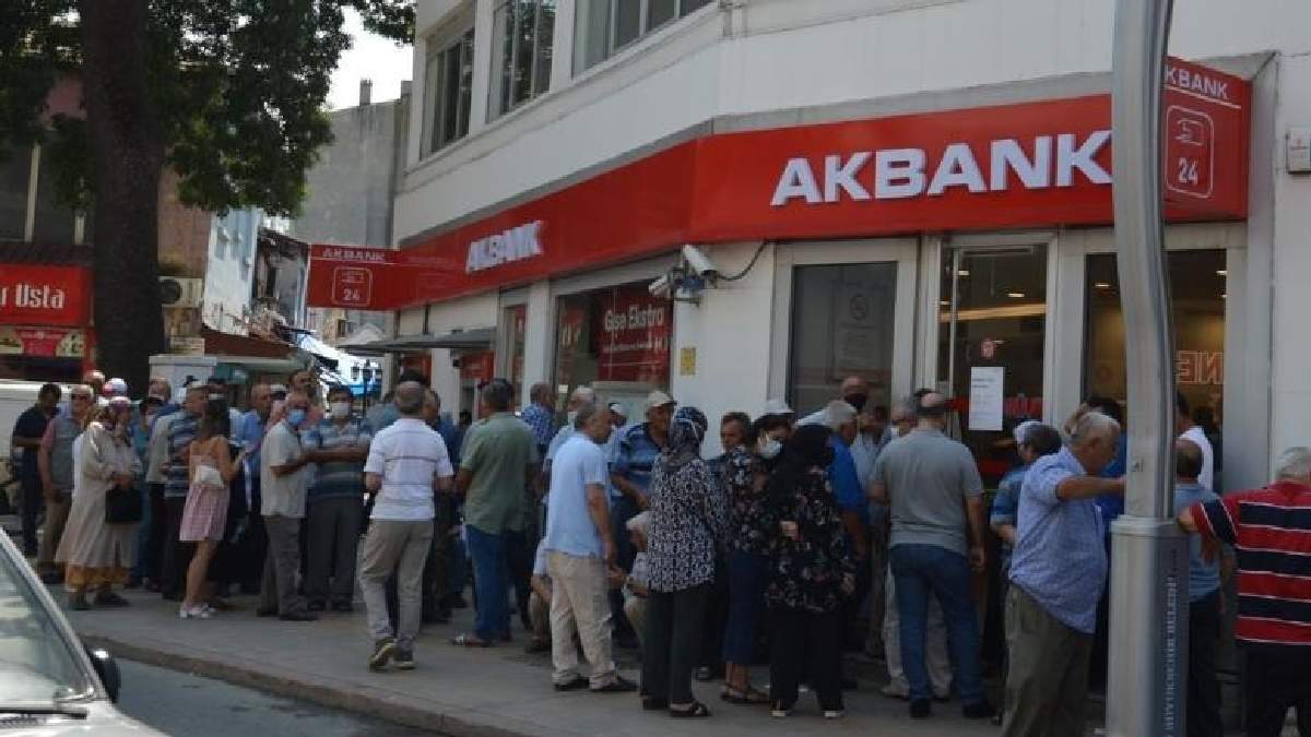 Emeklilerin reddemeyeceği teklif! Akbank resmen para dağıtıyor: 10 bin TL nakiti cebinize sıkıştıracak