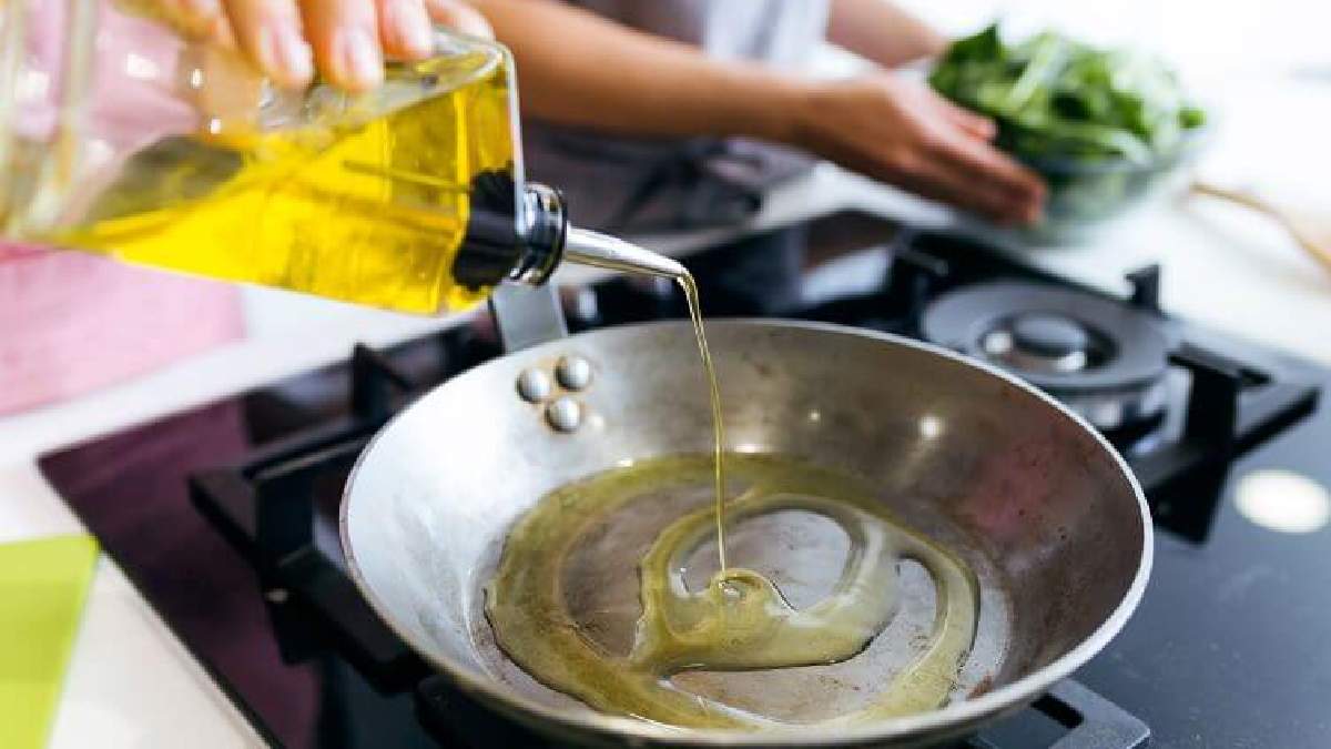 İnatçı kızartma lekelerine artık güle güle! Tek bir adımla ocaklarınız cam gibi parlayacak