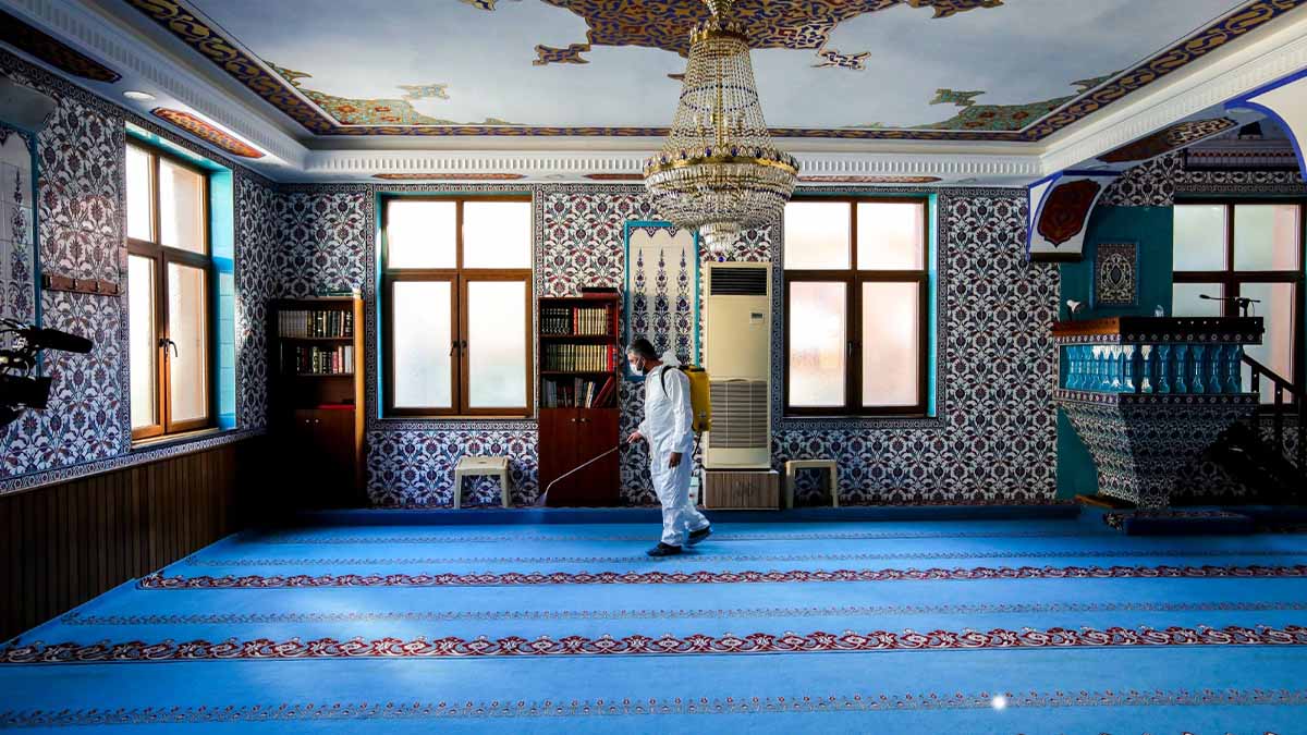 Bayraklı’da ibadethaneler dezenfekte ediliyor