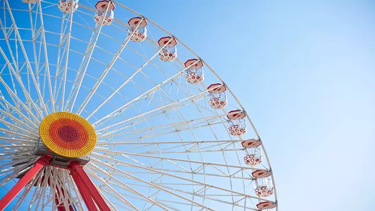 Yeni fobi yükleniyor! Genç kadının saçları dönme dolaba sıkıştı, kurtarma ekipleri kadını bir tek o yolla çıkarabildi