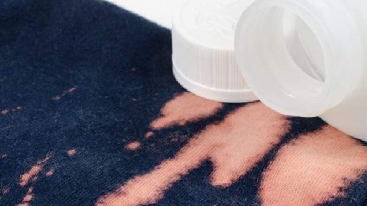 Çamaşır suyu lekesi artık kabusunuz olmayacak! İnanması güç ama ilk günkü rengine geri dönecek: 1 kaşık koymanız yeterli