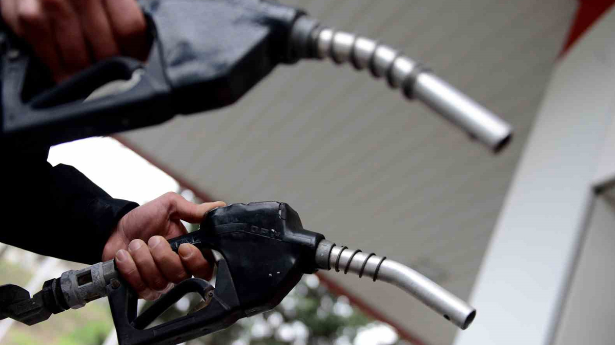 Akaryakıtta tabela değişti: Benzine aylar sonra indirim