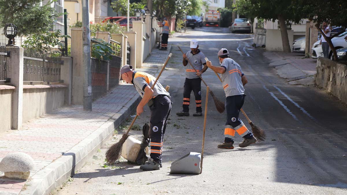 Kartal Belediyesinin yoğun temizlik mesaisi devam ediyor