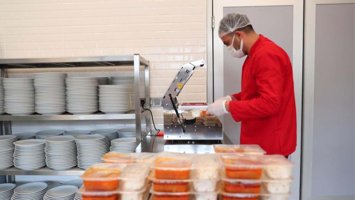 Merkezefendi’de ihtiyaç sahiplerine günlük iki öğün yemek gidiyor