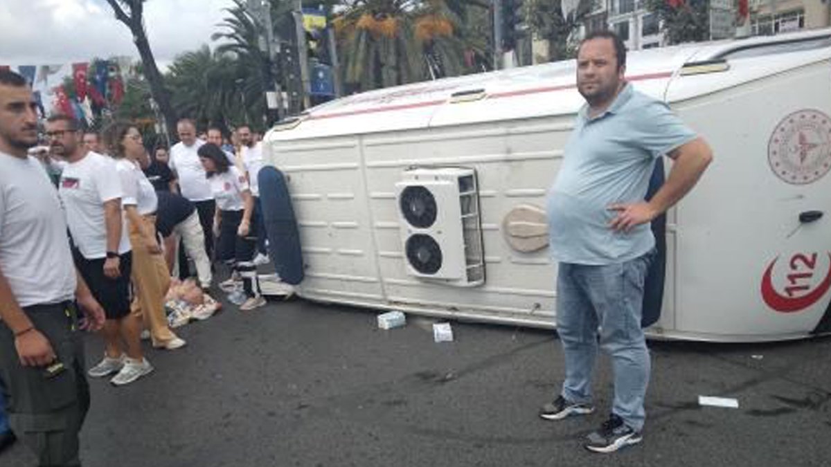 İçinde hasta olan ambulans devrildi: Yaralılar var
