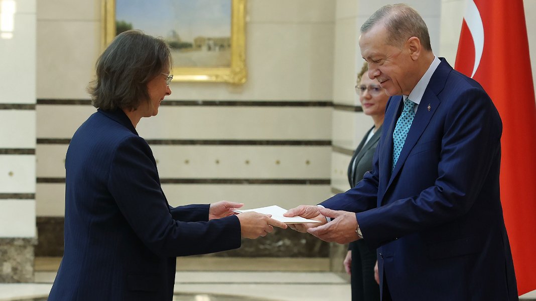 Fransa Büyükelçisi'nden Erdoğan'a güven mektubu