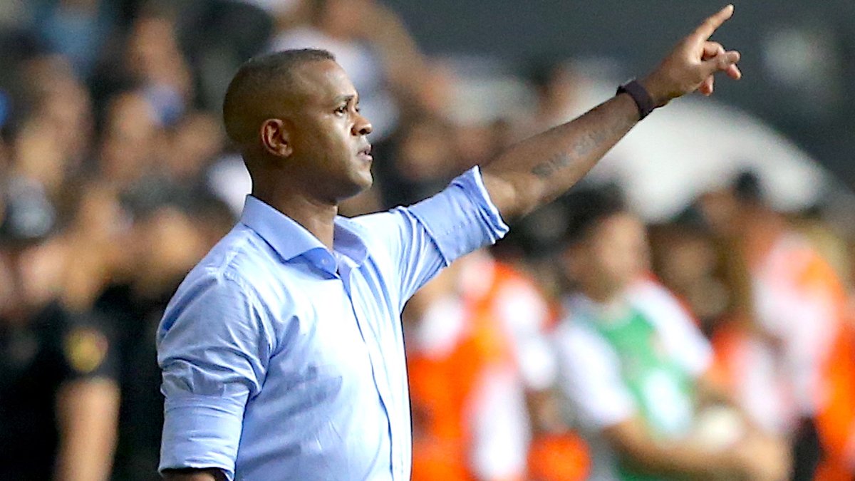 Kluivert Beşiktaş'ı yenmelerinin gururunu yaşadı! "Maça çıkan bütün oyuncular sahaya yüreğiyle çıktı"