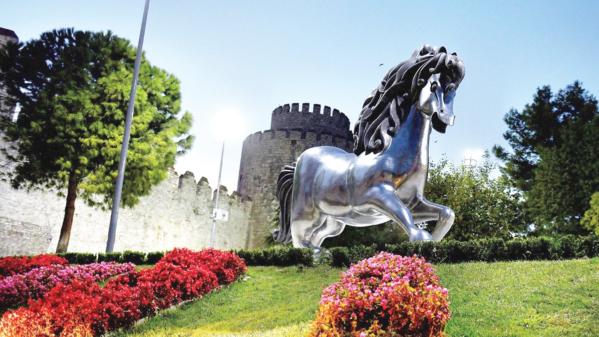 İstanbul’un surlarında Tekcan’ın atları geçidi