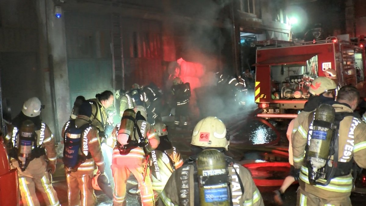 Bayrampaşa'da 4 katlı iş hanında yangın