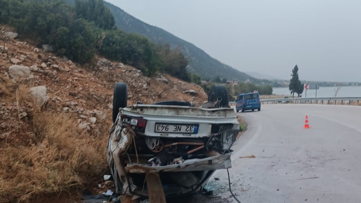 Isparta'da otomobil devrildi: 1 ölü, 5 yaralı