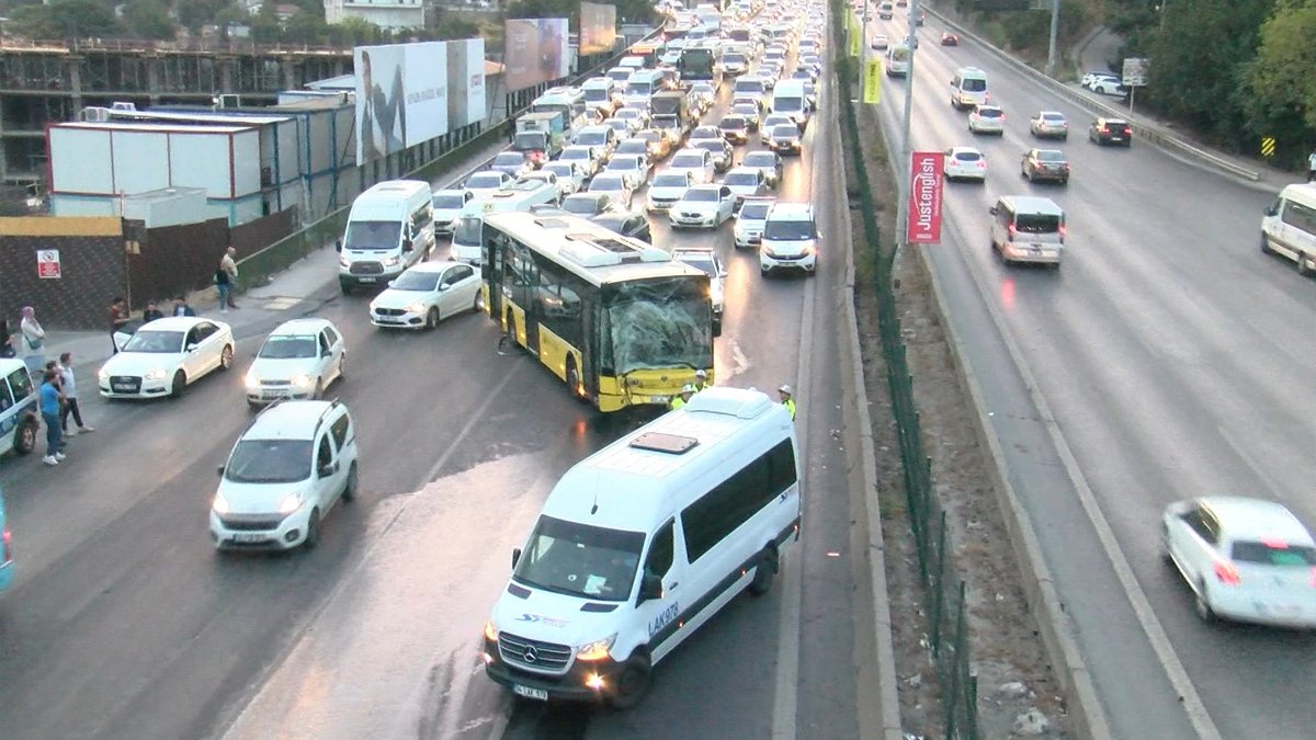 Kadıköy'de trafiği felç eden kaza: İki otobüs ile minibüs birbirine girdi