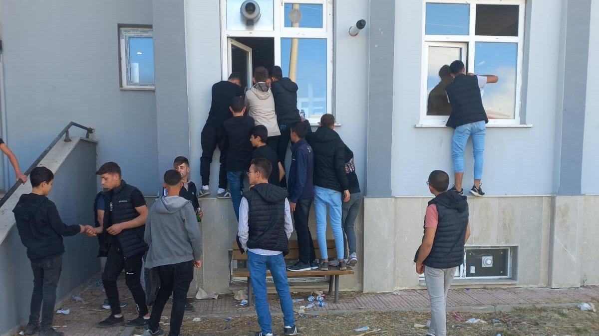 İl Milli Eğitim Müdürlüğü'nden ilginç çözüm: Kantin yerine merdiven yaptırılacak