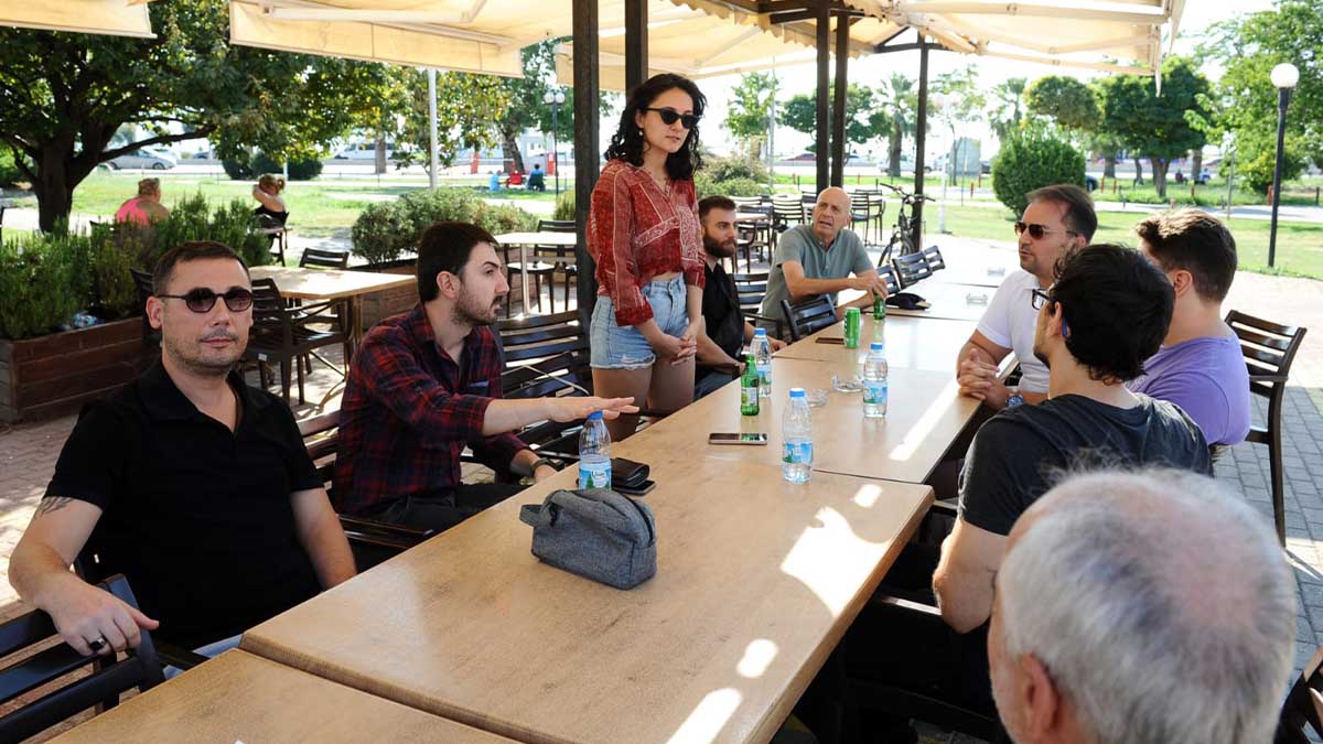 Karşıyakalılar sosyalleşerek İngilizce öğreniyor