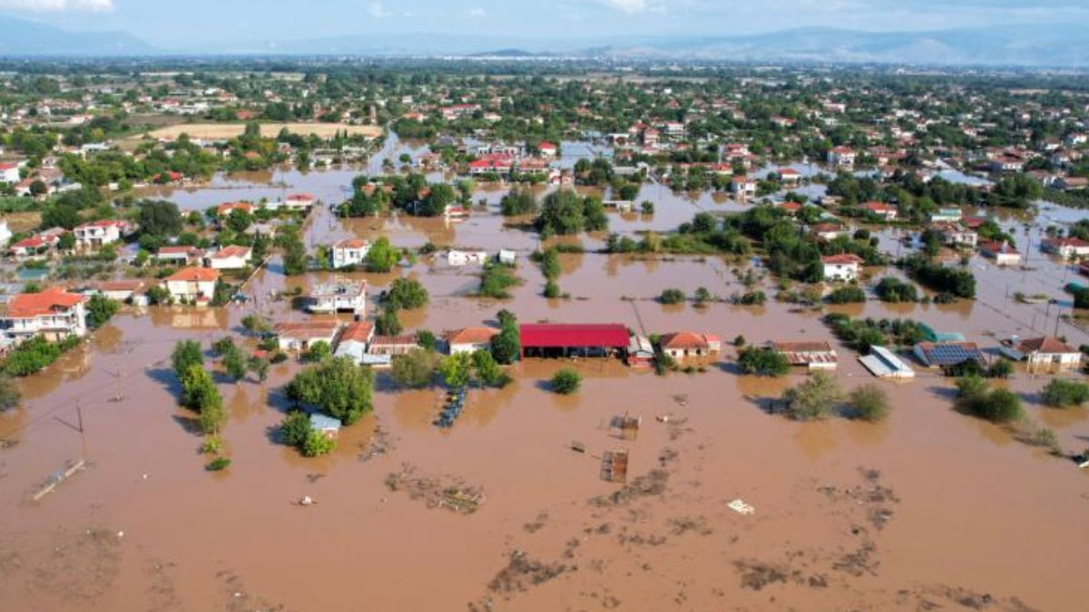 Yollar heyelan sonucu trafiğe kapandı, 'sokağa çıkma' uyarısı yapıldı... Komşu tekrar selle boğuşuyor