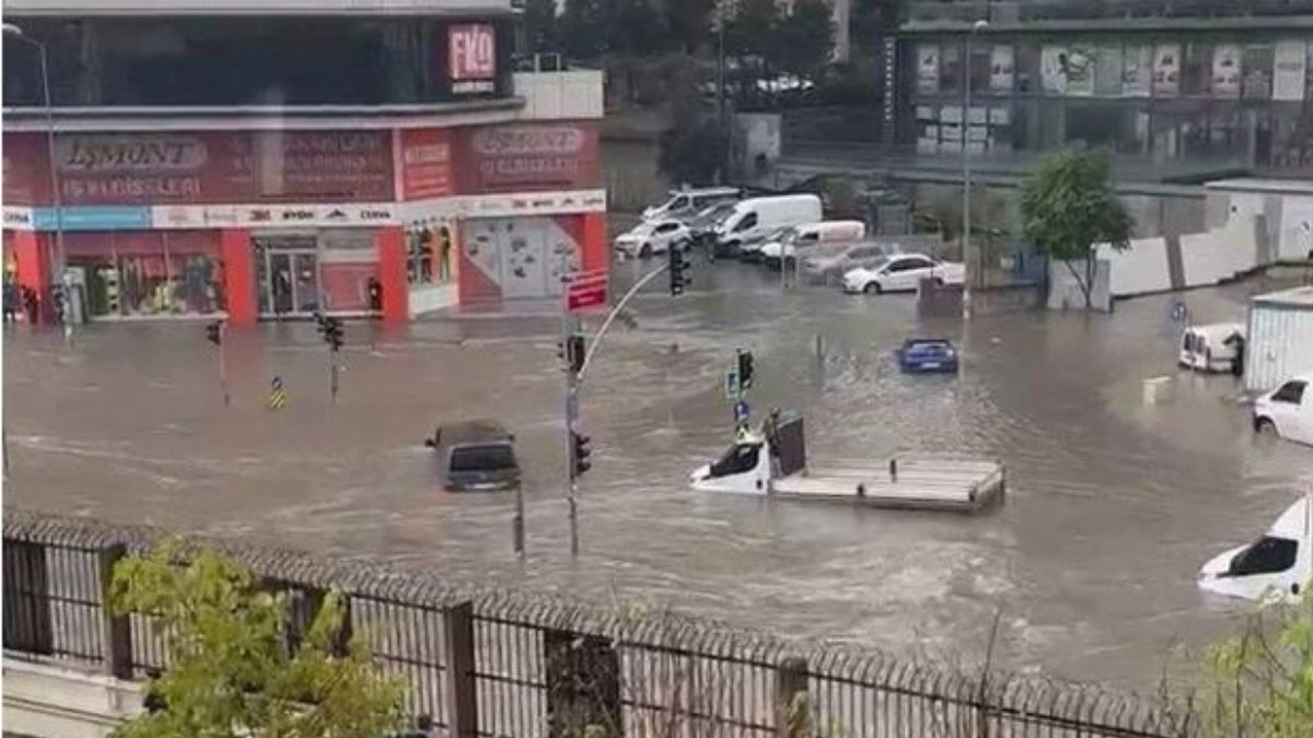 İstanbul'u yine sağanak vurdu! Göle dönen caddelerde araçlar sular altına kaldı