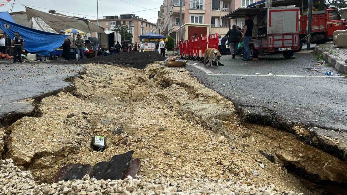 Çatalca'da sağanak yağıştan dolayı yol çöktü
