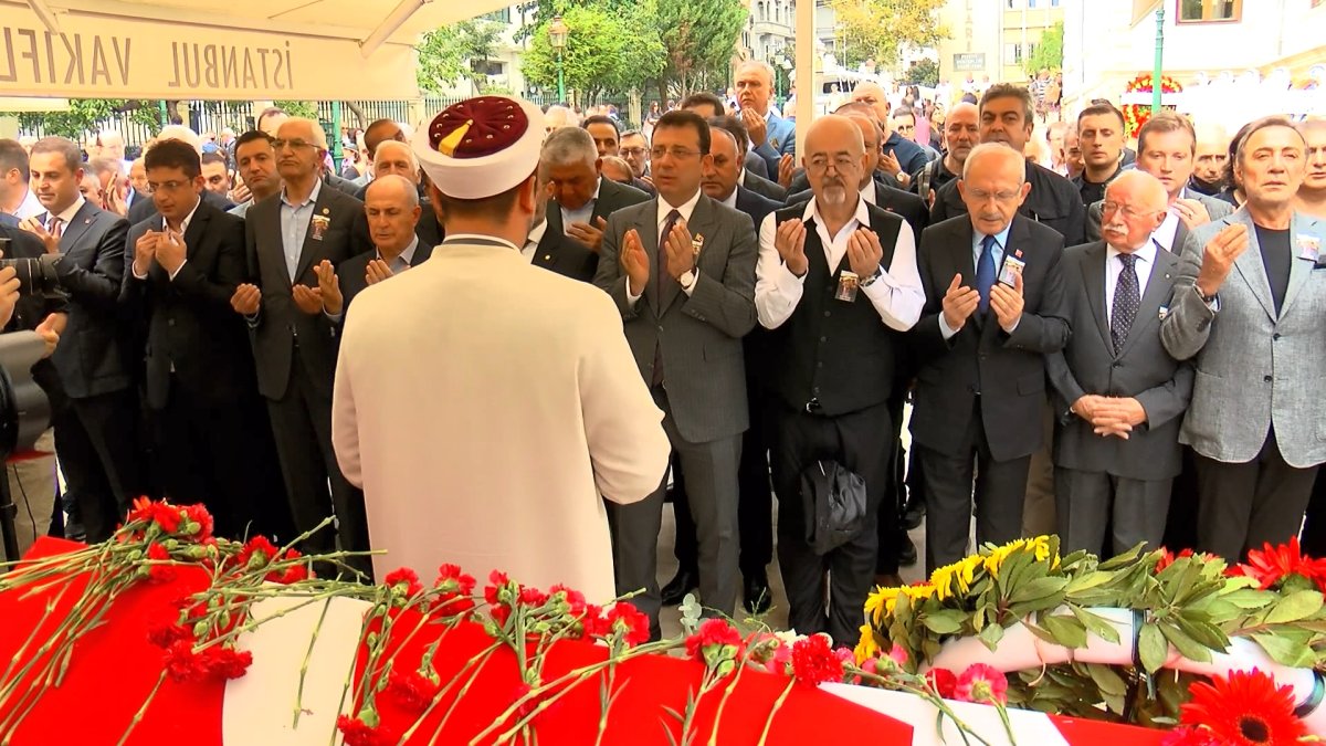 Gazeteci yazar Hıfzı Topuz son yolculuğuna uğurlandı