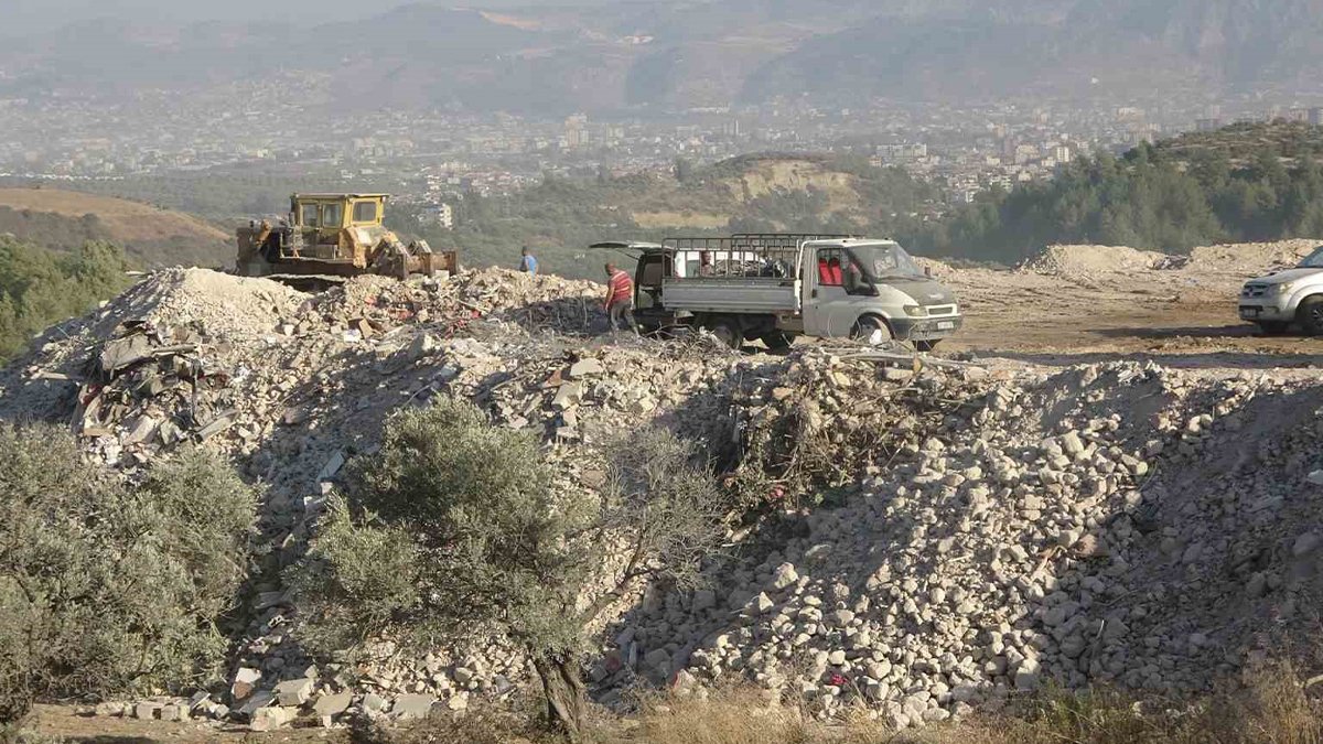 Depremin yerle bir ettiği Hatay moloz yığınına döndü: 'Evimizin enkazından ekmeğimizi çıkarıyoruz'