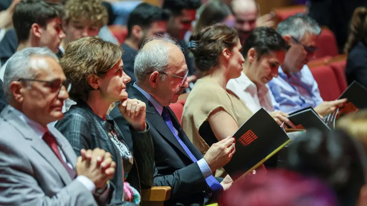 Kılıçdaroğlu, İstanbul'da Otomatik Portakal müzikalini izledi