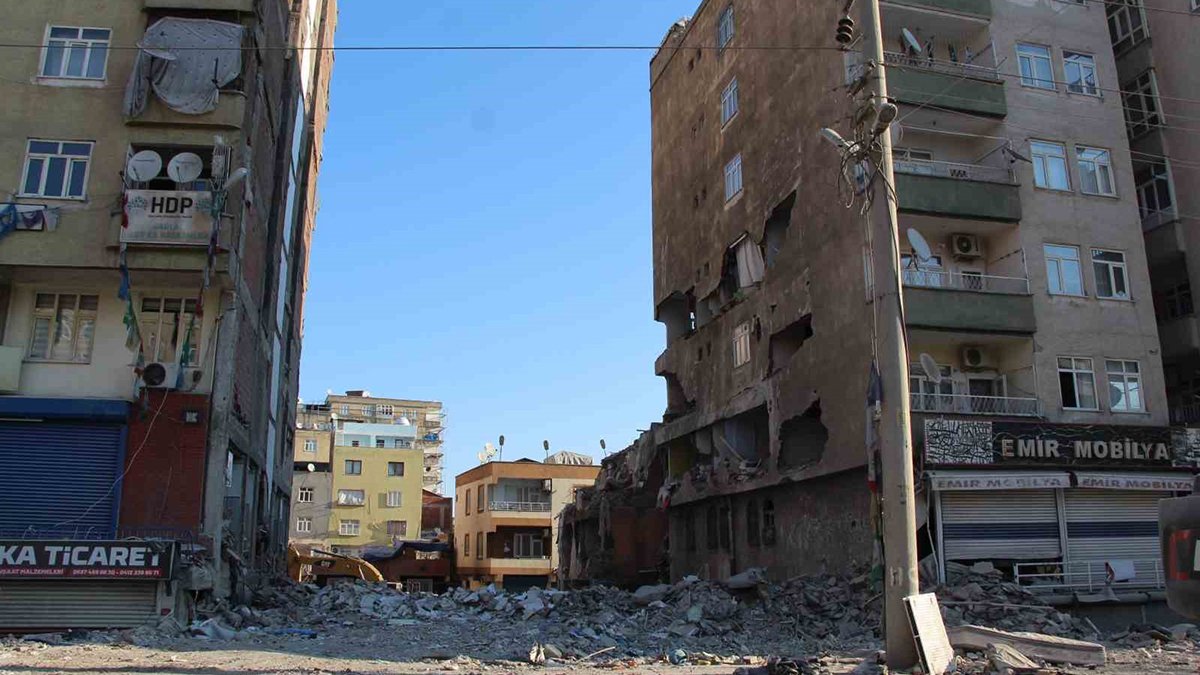 38 kişiye mezar olan Dündar apartmanı projesiz, ruhsatsız ve denetimsiz yapılmış!