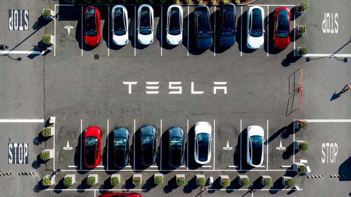 55 bine yakın Tesla otomobil geri çağırıldı