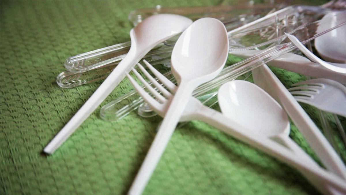 Plastik kullanımına yeni adım! Artık plastik tabak, kaşık tarih oluyor: Pazar gününden itibaren yasaklanacak