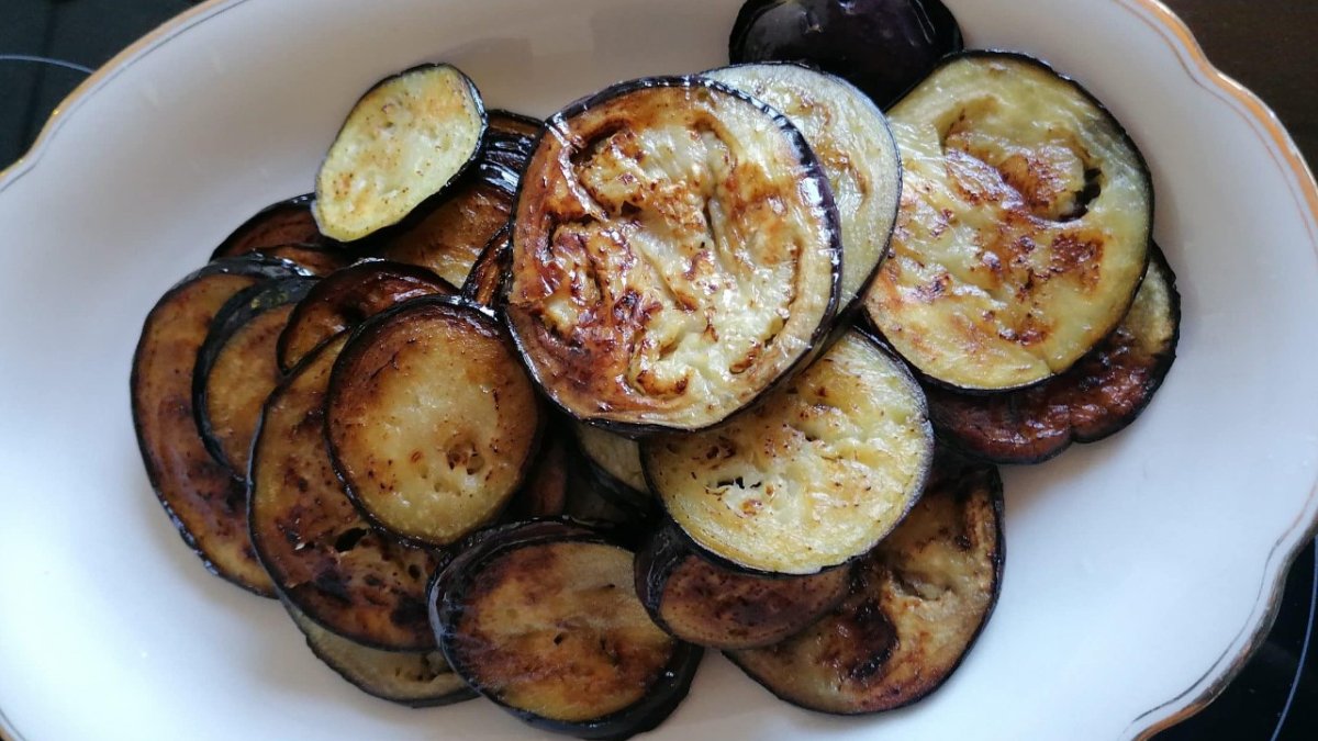 Patlıcanları kızartmadan önce bunu yapın! 1 gram yağ çekmiyor