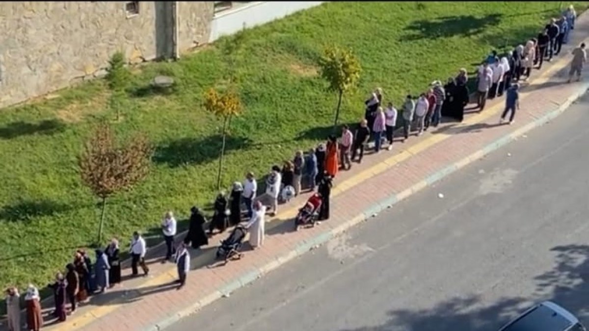 Diyarbakır'da ucuz et kuyruğu: 'Emeklinin alma şansı yok'