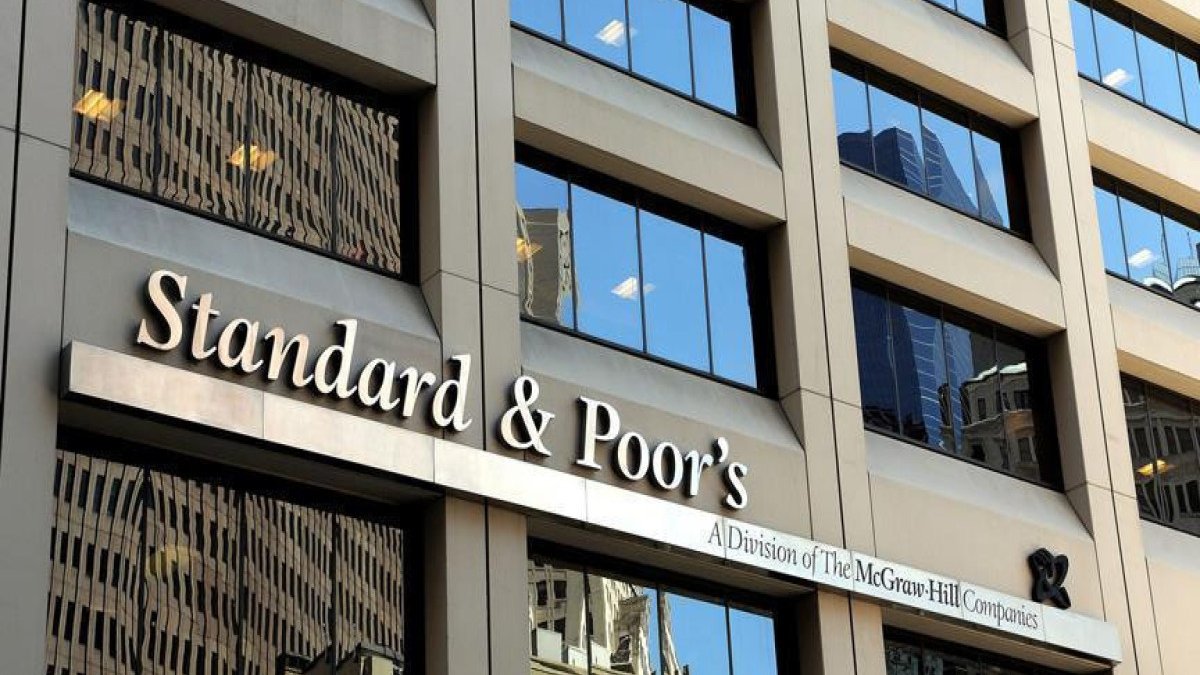 S&P’den Türkiye kararı: Kredi notunu 'negatif'ten 'durağan'a çıkardı