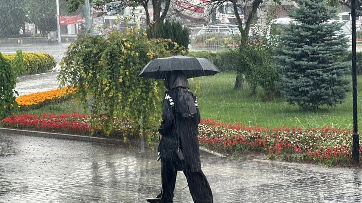 Meteoroloji'den 18 kente uyarı: Sel, fırtına, yıldırım...