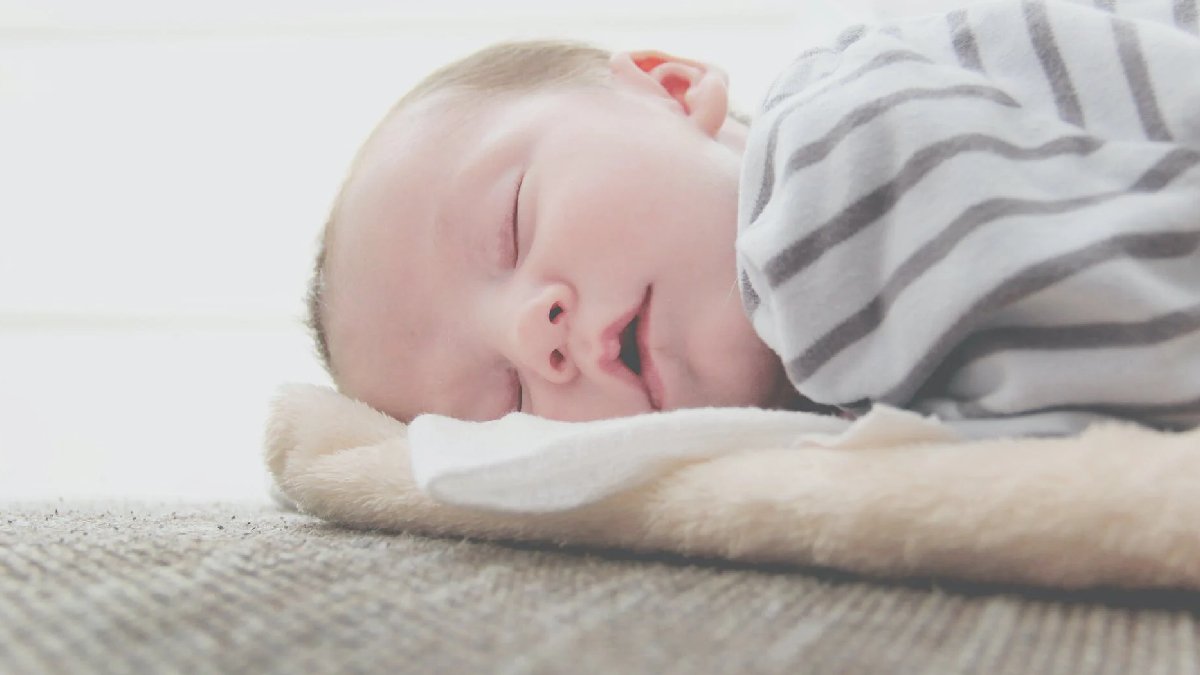 Yardım kuruluşundan dikkat çeken araştırma: İngiltere'de 1 milyondan fazla çocuk yerde yatıyor