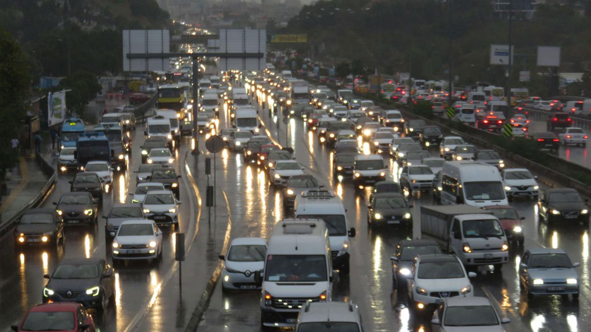 AKOM saat verdi! 'Mecbur kalmadıkça trafiğe çıkmayın'