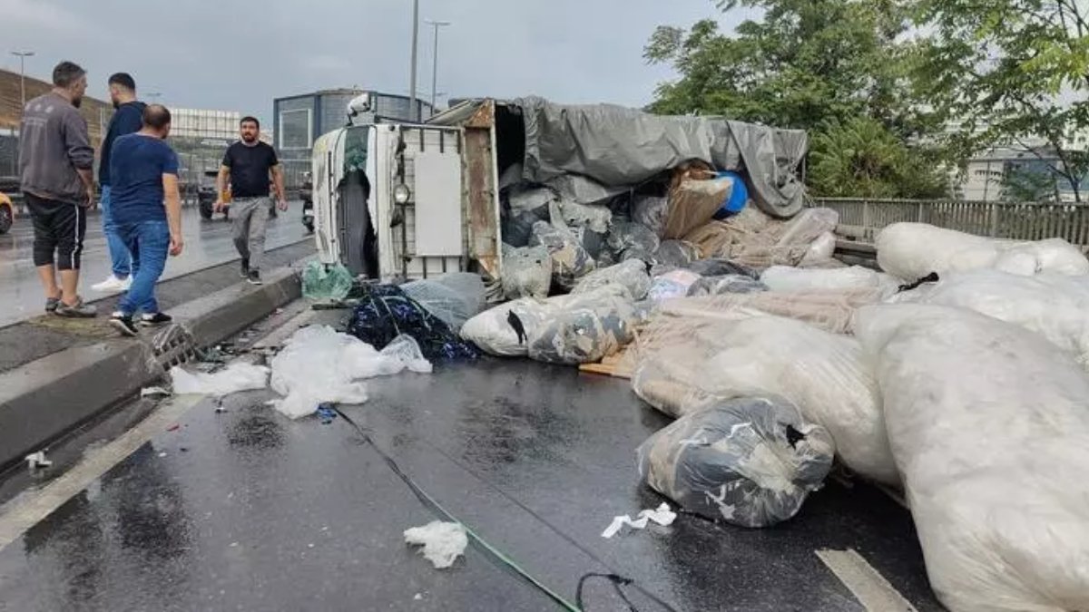 Küçükçekmece'de kamyonet devrildi: Trafik kilit