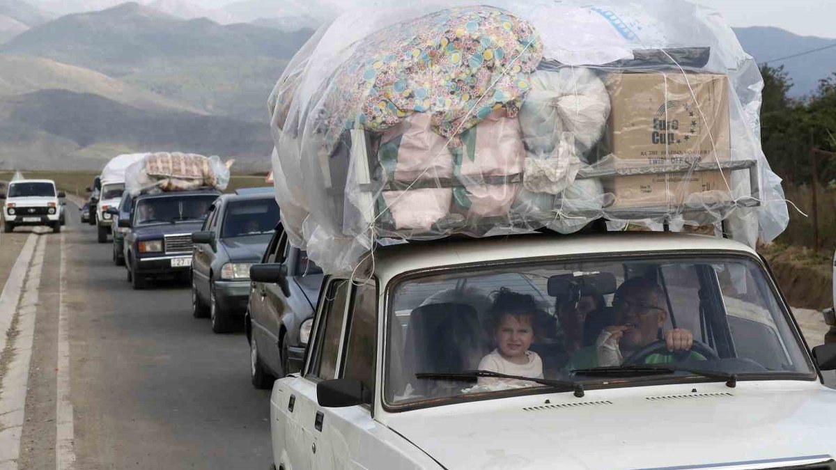 Ermeniler Karabağ'ı terk ediyor: 120 bin nüfusun 100 bini göç etti