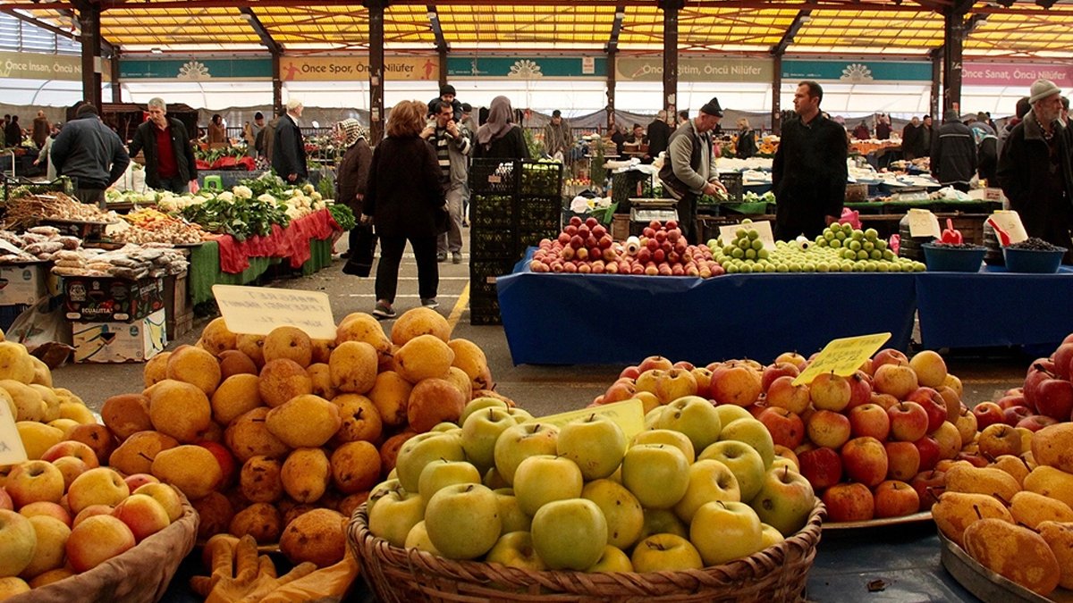 Antalya'da 'pazar kenarı' ticareti: 17 bin 500 liralık kaldırım
