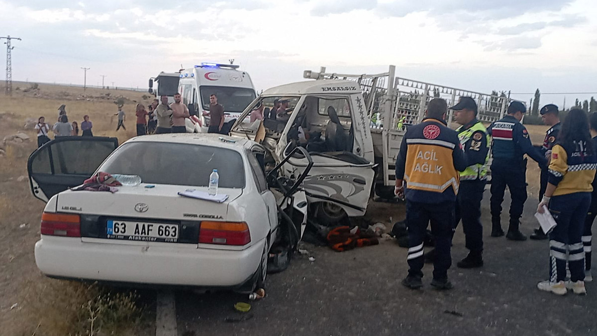 Niğde'de feci kaza! Kamyonet ile otomobil çarpıştı